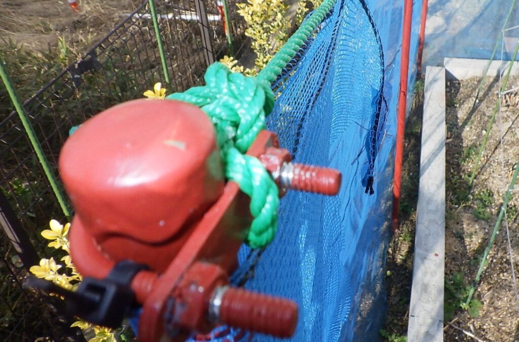 単管パイプにU字ボルトを設置、ココに支持ロープの通し手固定する。
