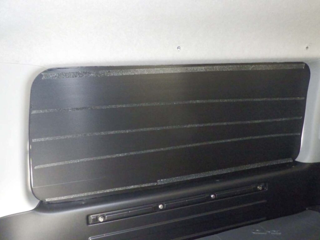 いよいよ取り付ける。まずはプラダンを窓枠にはめる。車内側に両面テープを貼ったが、スタイロフォームと接着せず。これはなくてもOK。