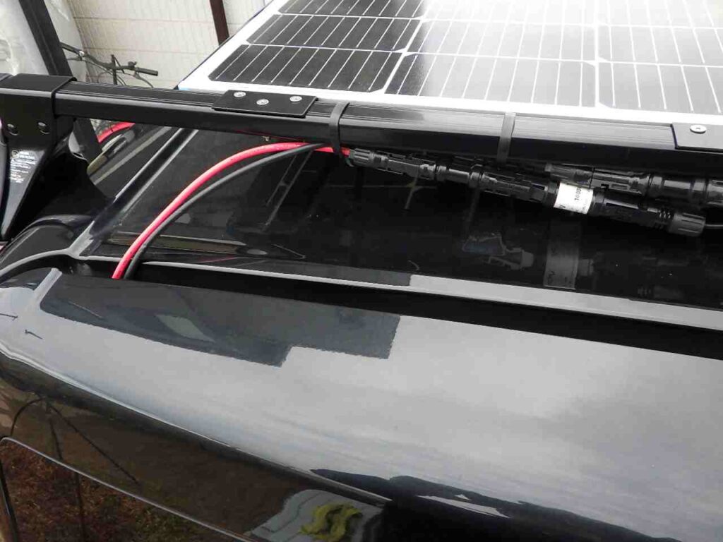 ソーラーパネルから車内に配線を引き込む