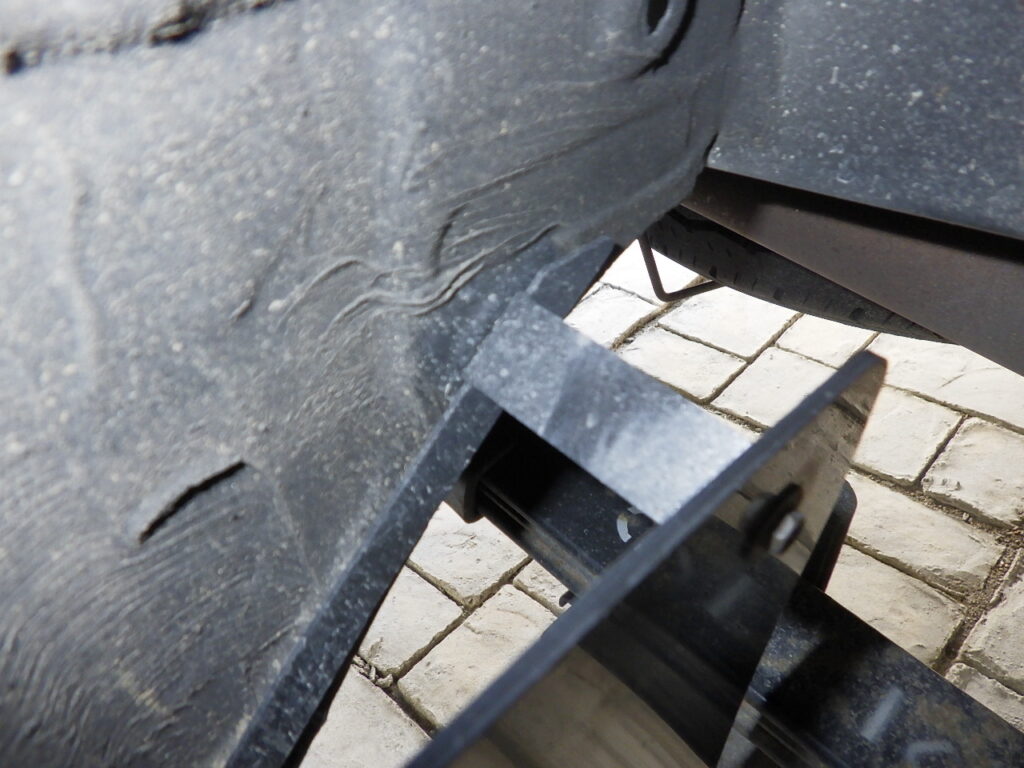 ハイエースTRDのマッドガード取り付け(リア)