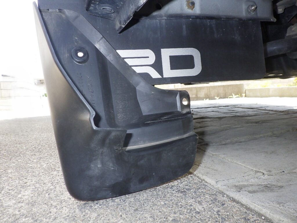 ハイエースTRDのマッドガード取り付け(フロント)