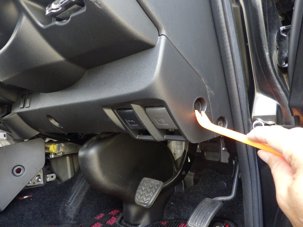 運転席周辺のカバーを取り外す