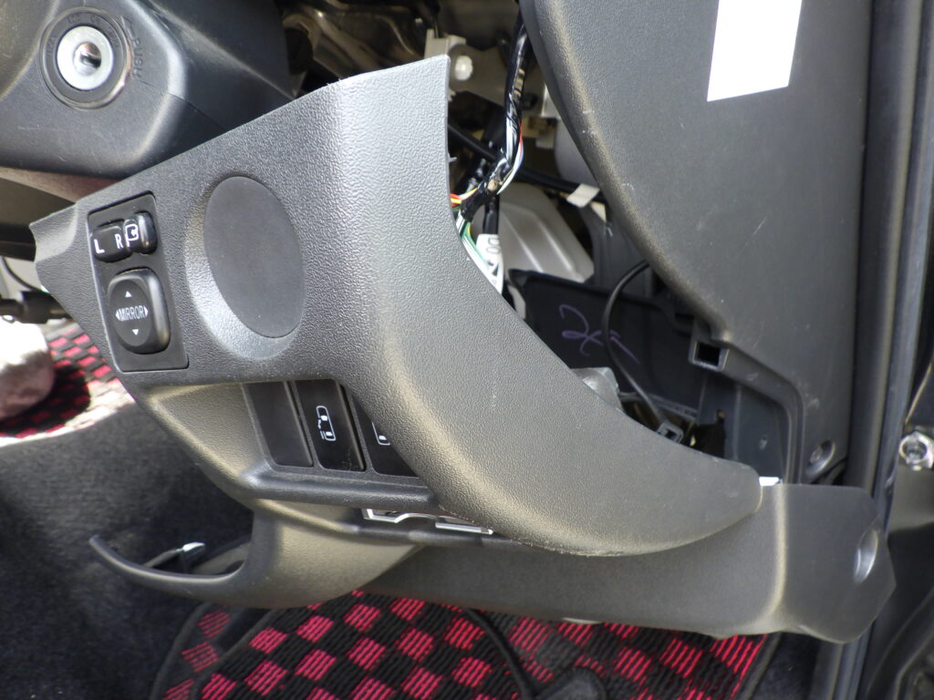 運転席周辺のカバーを取り外す