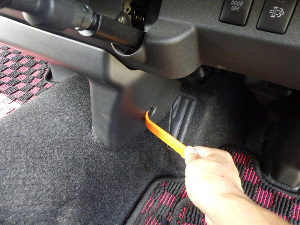 運転席周辺のカバーを取り外す