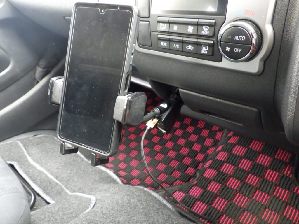 シガーソケットを使ったスマホホルダー