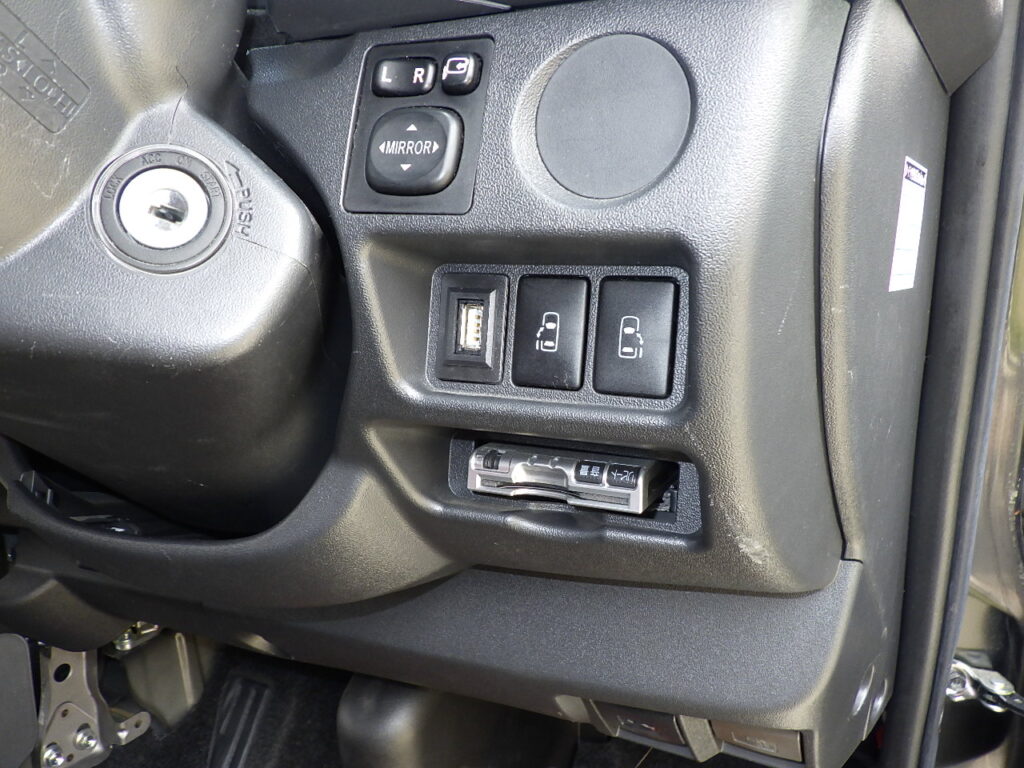 運転席側の空きスイッチホルダーをUSB電源に替える！