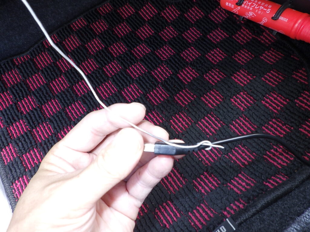 USB延長コードを使って配線を通していく
