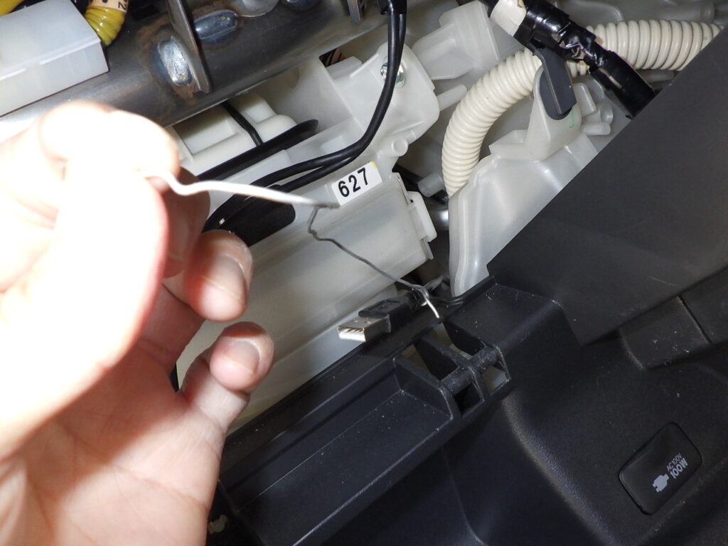 USB延長コードを使って配線を通していく