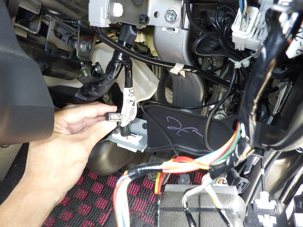 USB延長コードを使って配線を通していく