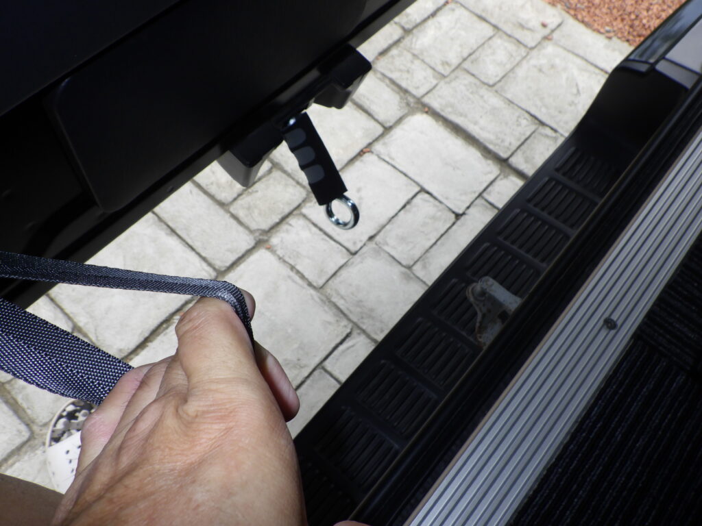 車内からフックを使ってドアを引き寄せる