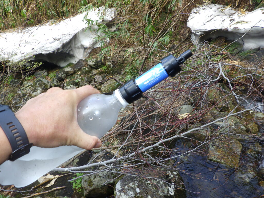携帯浄水器を使っているシーン