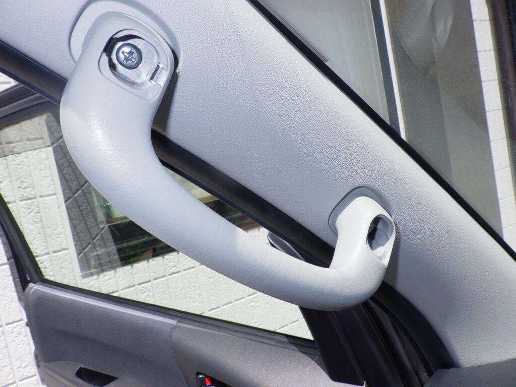 ハイエースのアシストグリップを外す