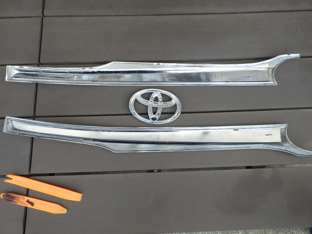 取り外したエンブレムとメッキパーツ類