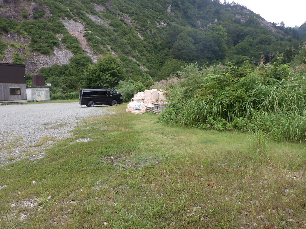 田子倉只見沢登山口駐車場の様子