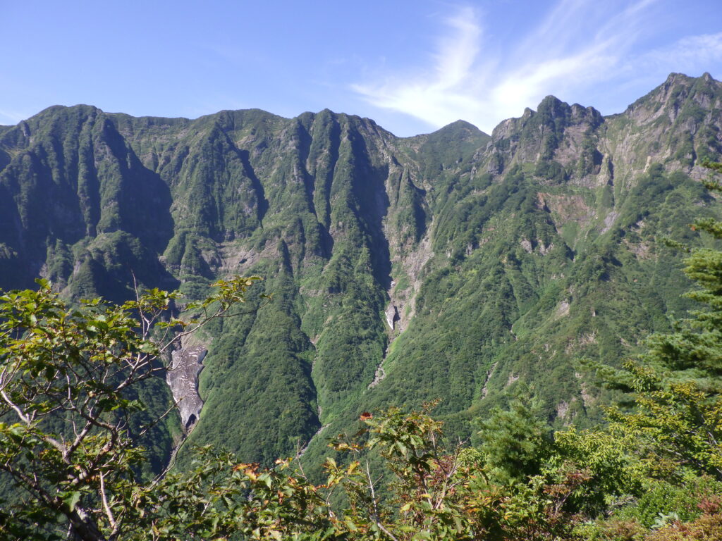 鬼ヶ面の大岩壁
