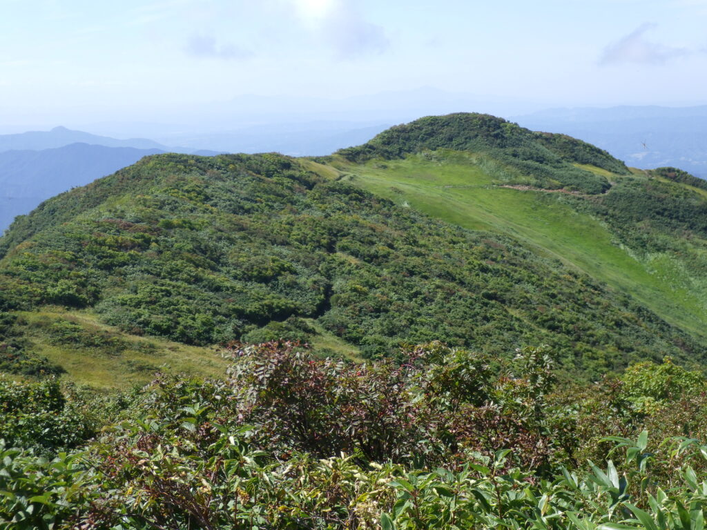 前岳方面のなだらかな稜線
