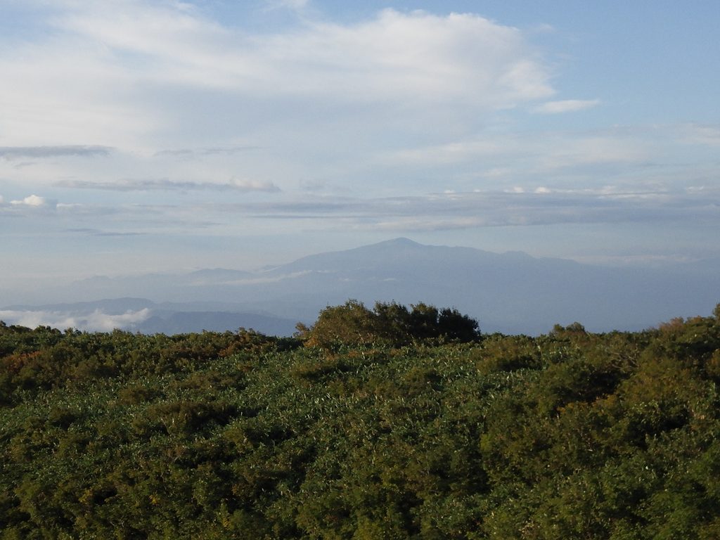 鳥海山から見た神室山