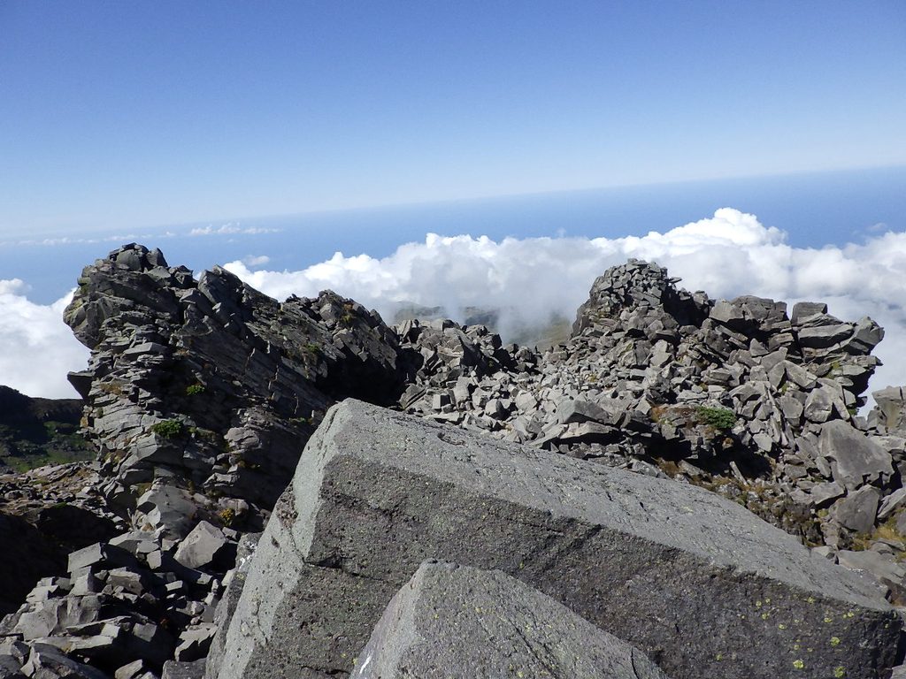 山頂部にある今にも崩れそうな無数の岩峰群
